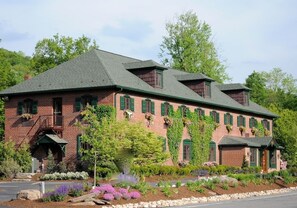 Exterior - The Beaumont Inn (Dallas)