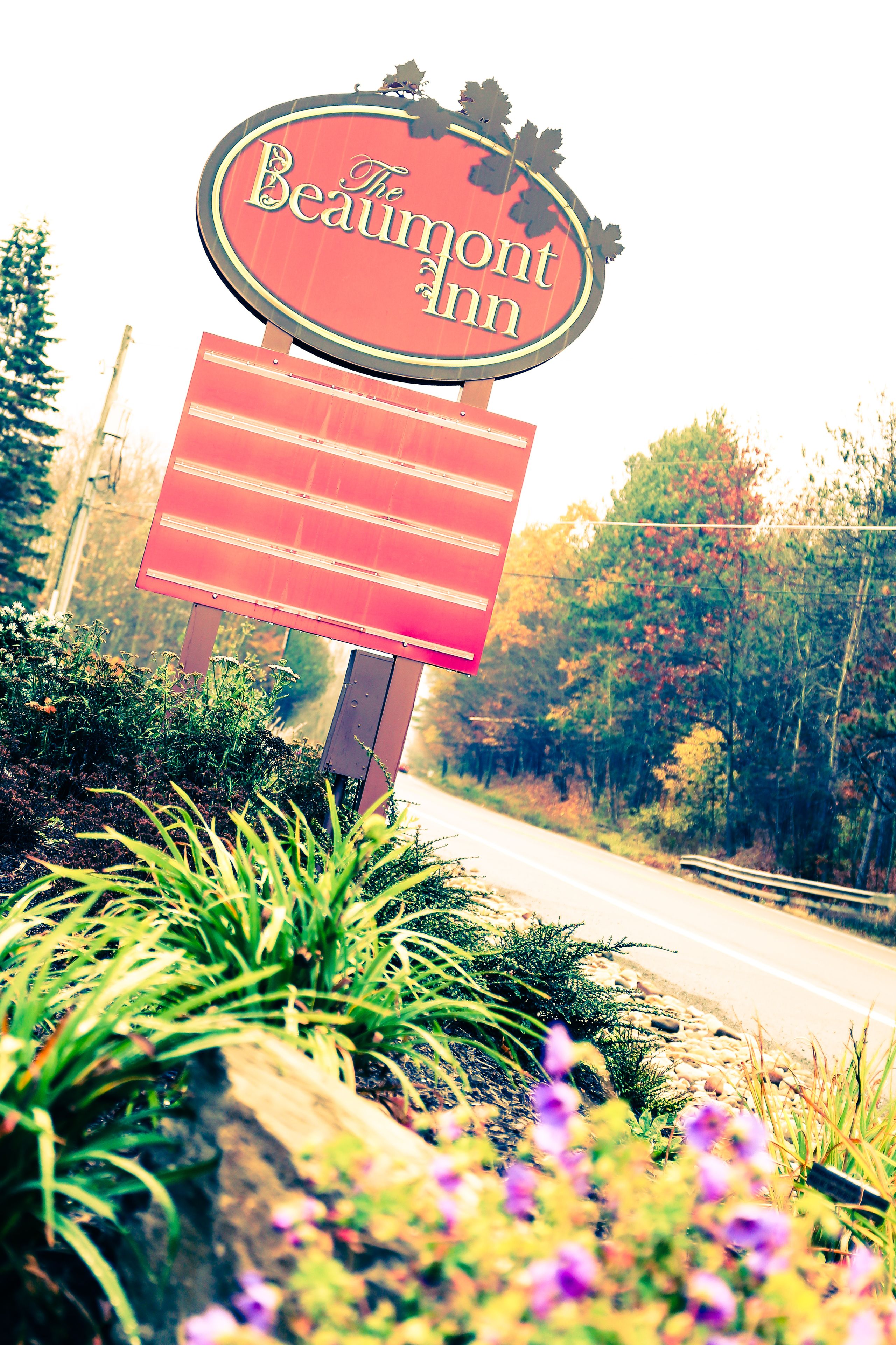 Placa do The Beaumont Inn com fundo vermelho e letras douradas.
