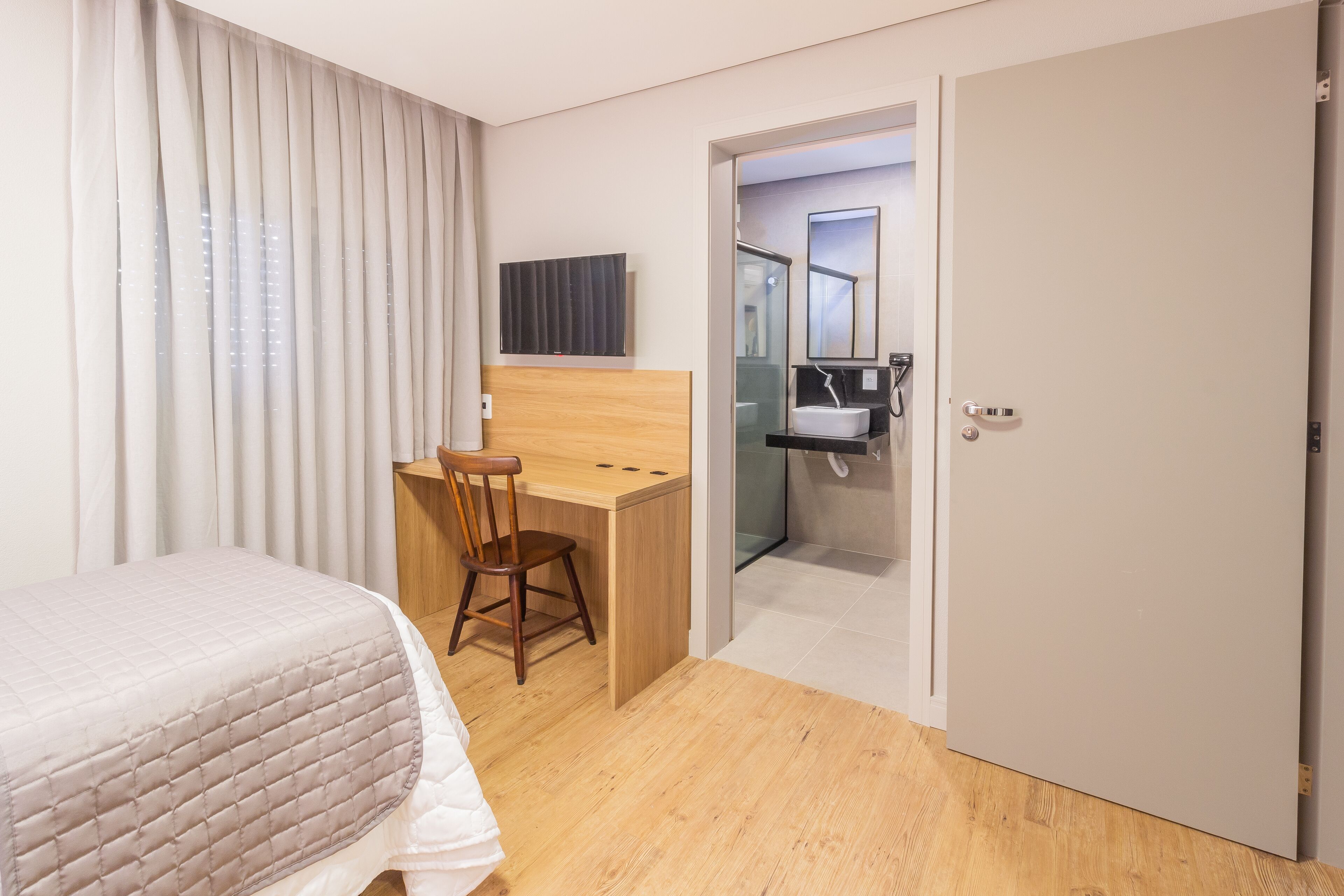 standard single room | minibar, individually decorated, desk, blackout curtains