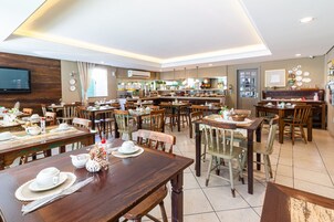 Café da manhã com buffet grátis todos os dias