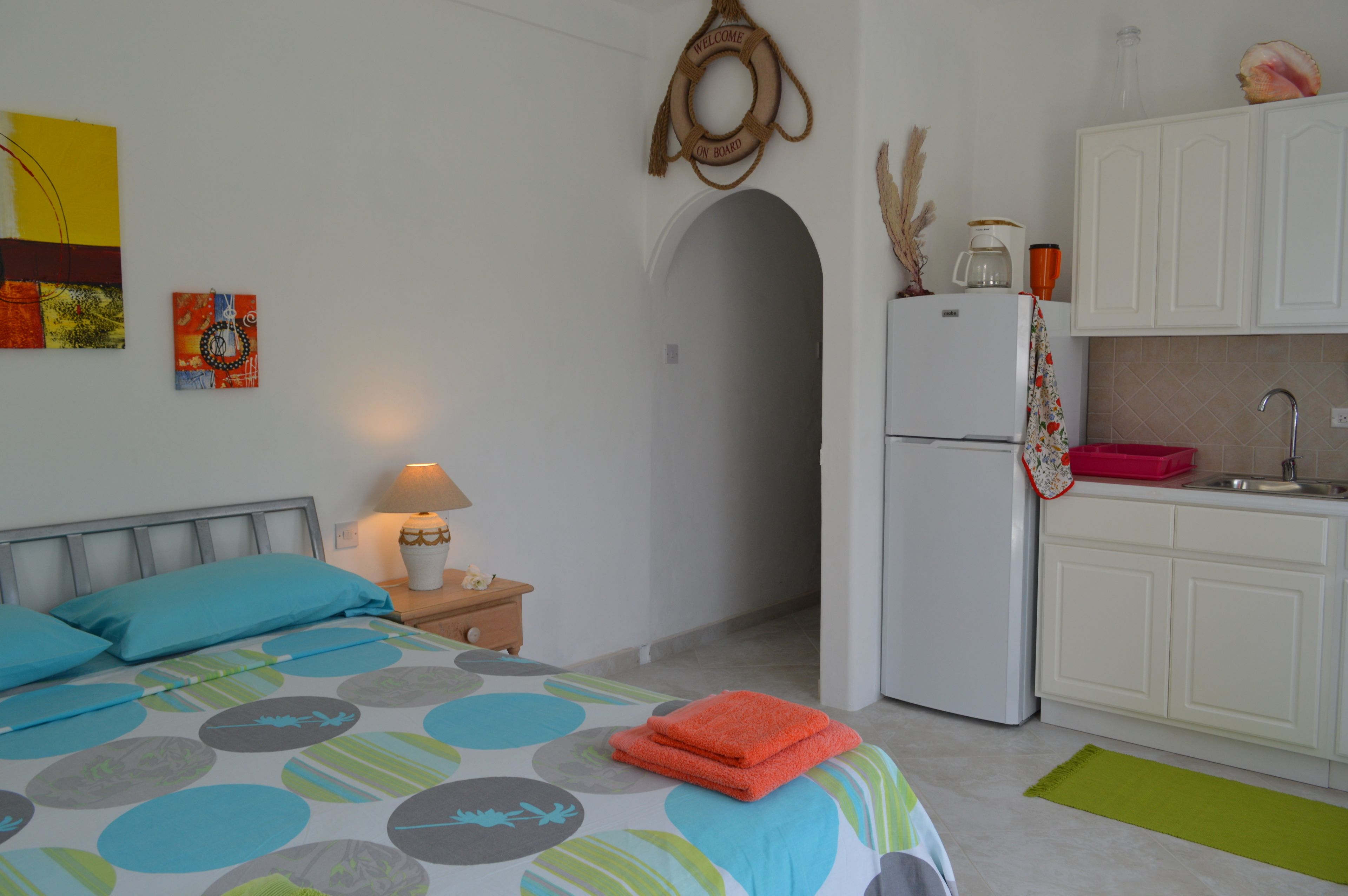 studio, 1 queen bed, garden view | private kitchen | full-sized fridge, oven, stovetop, coffee/tea maker