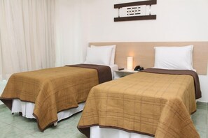 Businesssviitti, 1 parisänky | Minibaari, tallelokero huoneessa, työpöytä, pimennysverhot