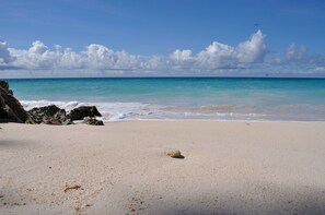 On the beach, white sand, snorkeling, windsurfing - Two Palms Apartment (Silver Sands)