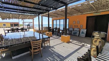 Breakfast, lunch, dinner served; seafood