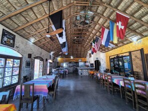 Se sirven desayunos, comidas, cenas y mariscos 