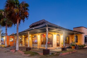 Melayani sarapan, makan siang, makan malam; sajian makanan laut 