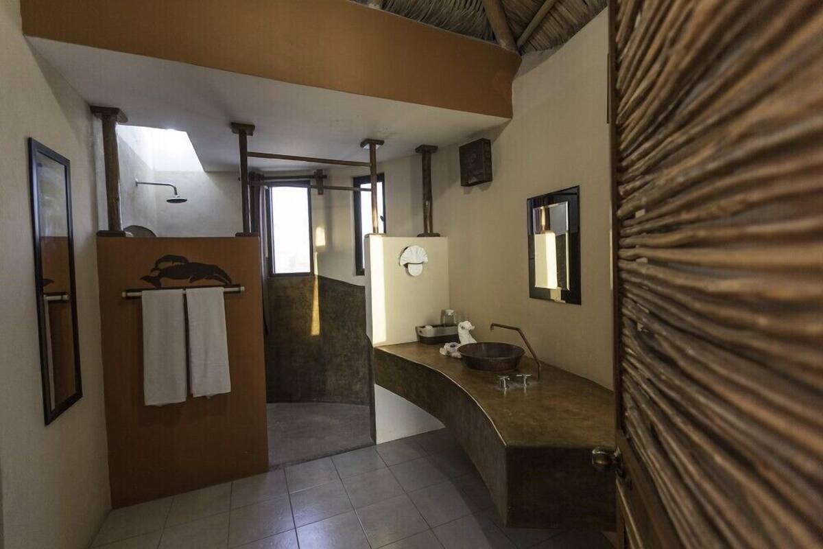 shower, rainfall showerhead, free toiletries, towels