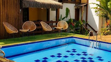 2 AuĂenpools, geöffnet von 09:00 Uhr bis 21:00 Uhr, LiegestĂŒhle
