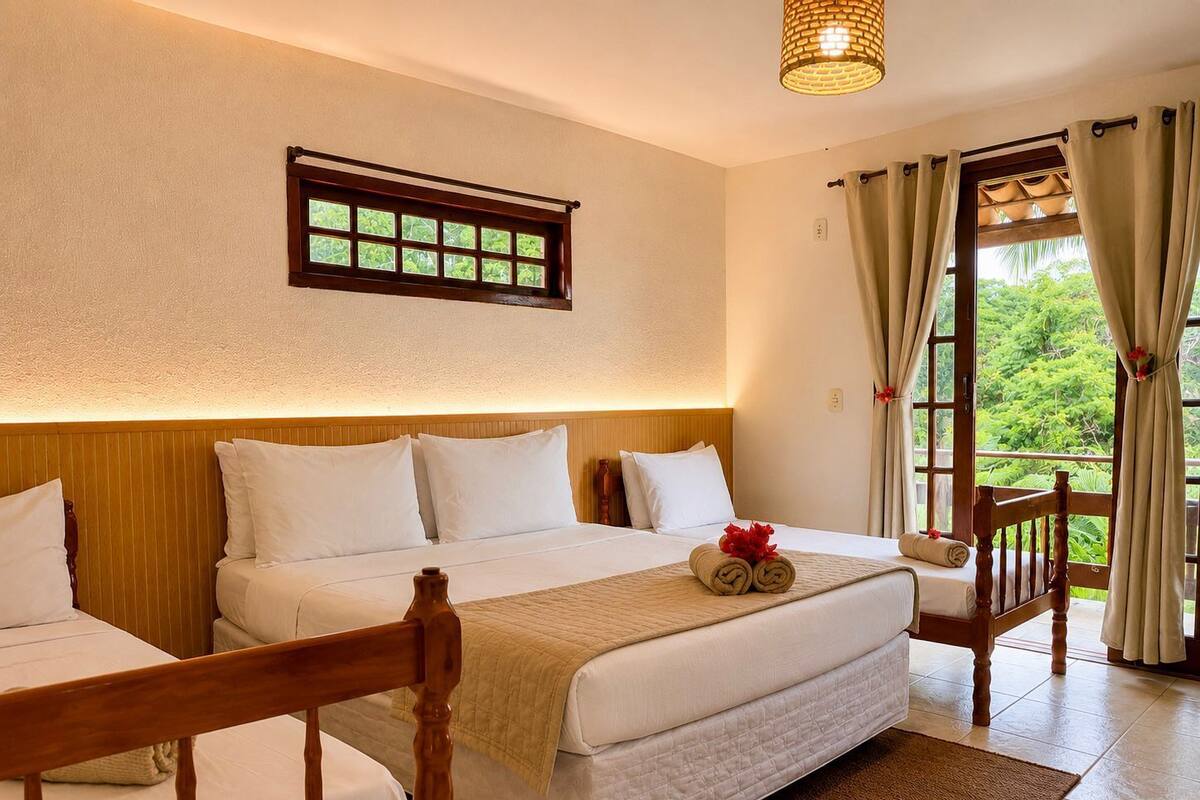 Une chambre d’hôtel avec un lit, une fenêtre avec des rideaux, une tête de lit en bois et un luminaire fixé au mur.