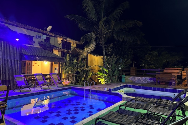 2 piscinas externas, funciona das 9h às 21h, espreguiçadeiras