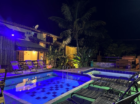 2 室外游泳池,09:00 至 21:00 开放,日光浴躺椅