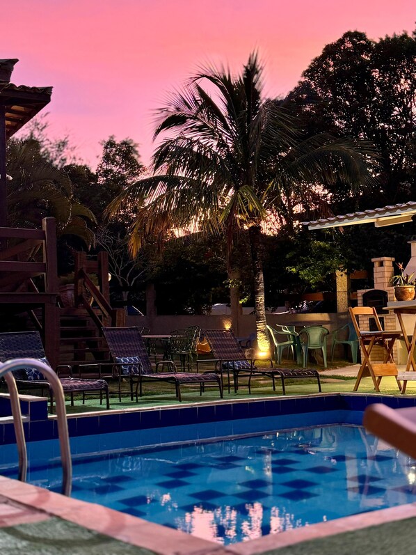 2 من حمّامات السباحة الخارجية، مقاعد للتشمس