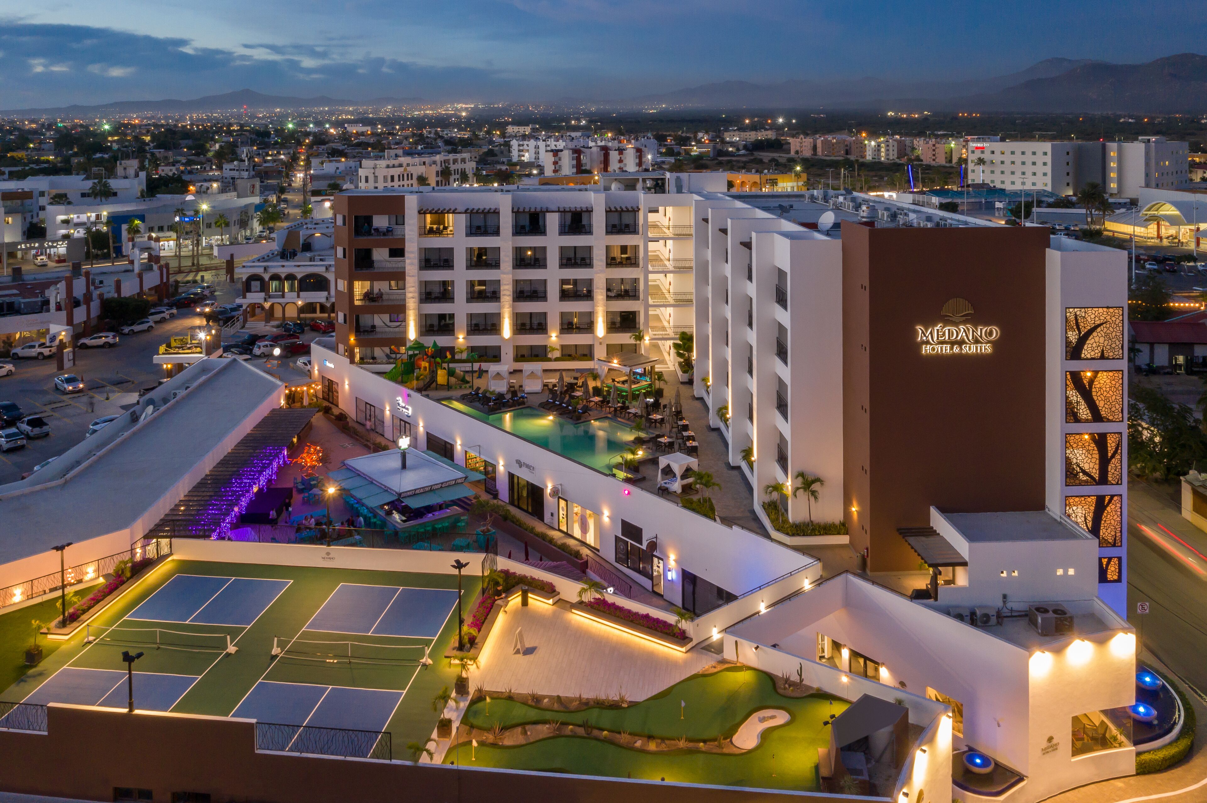 Piscina externa, guarda-sóis, espreguiçadeiras