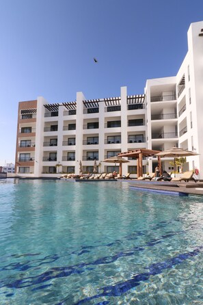 Außenpool, Sonnenschirme, Liegestühle