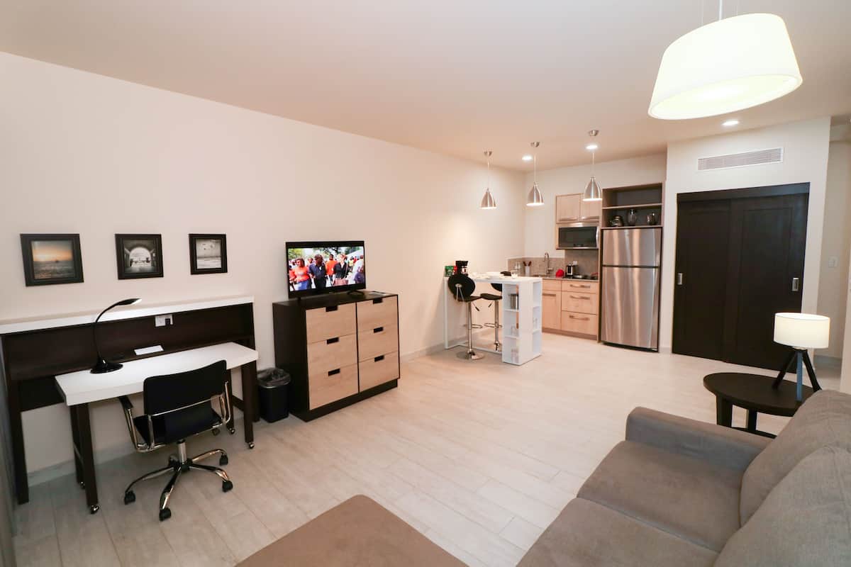 Family Suite, 1 Bedroom, Kitchenette | Private kitchen