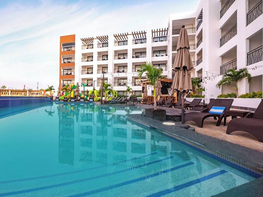 Piscina externa, guarda-sóis, espreguiçadeiras