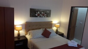 Doppia Standard, 1 letto queen | Una scrivania, ferro/asse da stiro, Wi-Fi gratuito