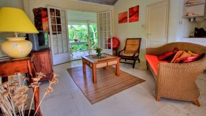 Unclassified image, 4 of 16, button - Bougainvilla Hotel (Union Island)