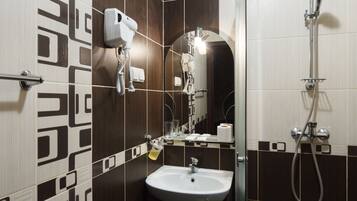 Habitación doble estándar | Baño | Regadera, amenidades de baño gratuitas, toallas