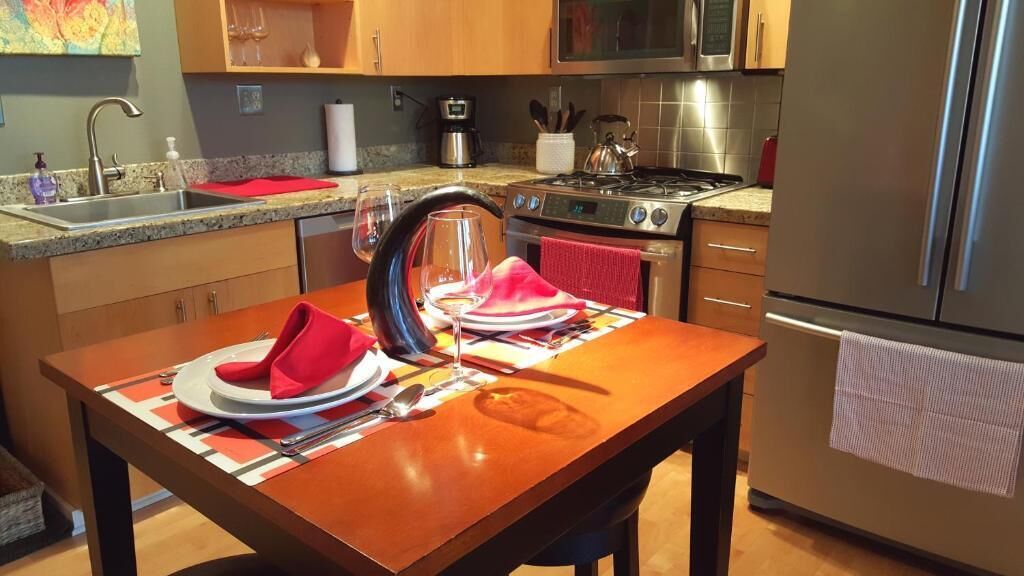 Full-size fridge, microwave, oven, stovetop