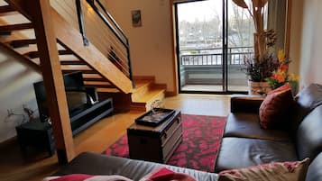 Loft Eksekutif, 1 Tempat Tidur King, dapur, pemandangan kota | Area keluarga | Televisi layar datar 60-inci dengan saluran TV kabel dan TV