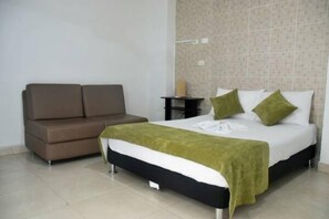 Double Room | Desk, iron/ironing board, rollaway beds, free WiFi