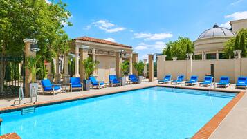 Indoor pool, seasonal outdoor pool, pool loungers
