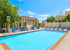 Innendørsbasseng, sesongbasert utendørsbasseng og solsenger