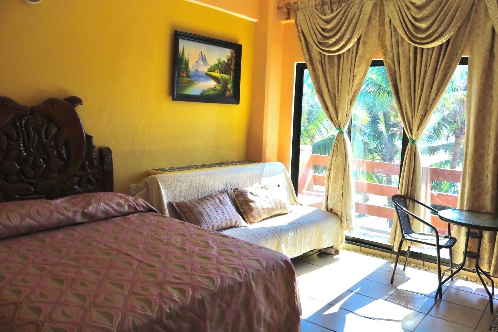 Habitación doble, cocina, vista al océano | Tabla de planchar con plancha y ropa de cama 