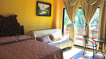 Habitación doble, cocina, vista al océano | Tabla de planchar con plancha y ropa de cama