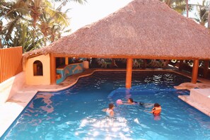 Alberca al aire libre y camastros