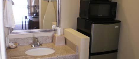 Combined shower/tub, free toiletries, hair dryer, towels