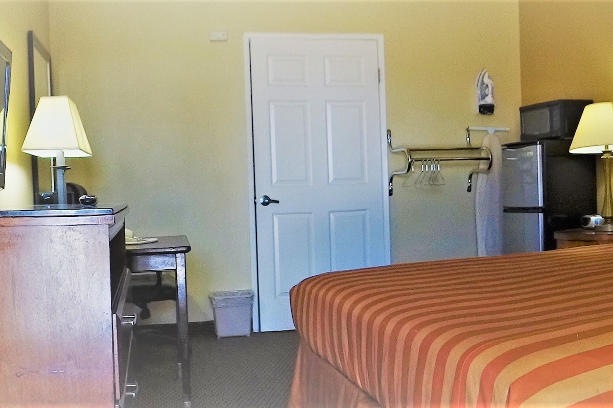 Standard Room, 1 King Bed, Non Smoking | In-room safe, desk, iron/ironing board, free WiFi
