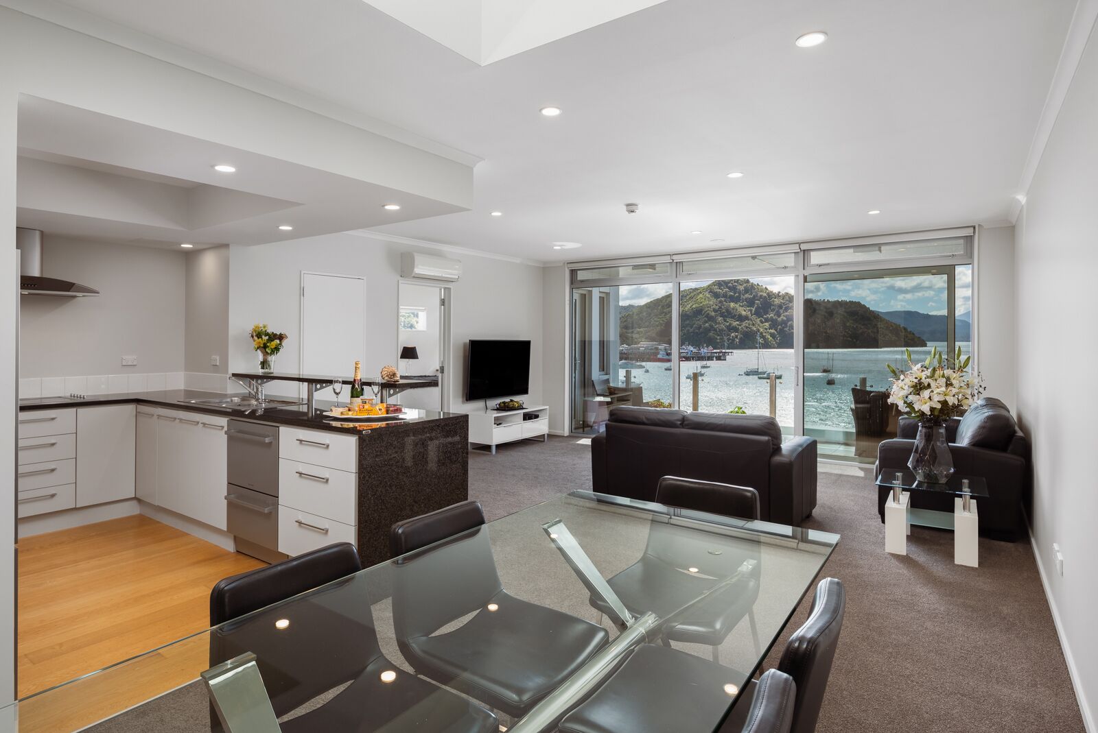 Luxury Apartment, 1 King Bed, Non Smoking, Sea View | Living area