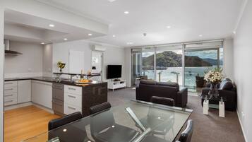 Luxury Apartment, 1 King Bed, Non Smoking, Sea View | Living area