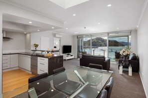 Luxury Apartment, 1 King Bed, Non Smoking, Sea View | Living area