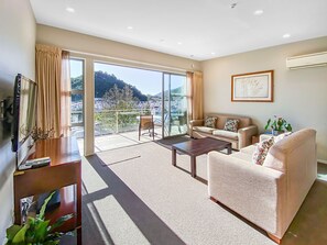 Flat-screen TV - Picton Waterfront Apartments (Picton)