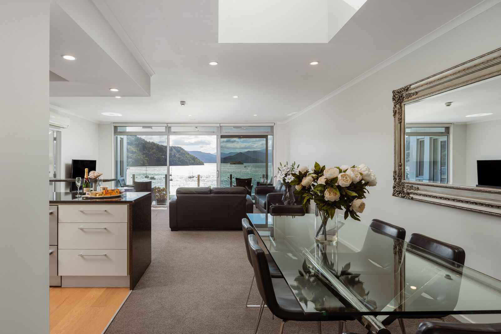 Luksushuoneisto, 1 suuri parisänky, tupakointi kielletty, merinäköala | Oleskelualue | Taulutelevisio