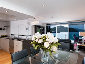 Apartamento de lujo, 1 cama de matrimonio grande, no fumadores, vistas al mar | Servicio de comidas en la habitación