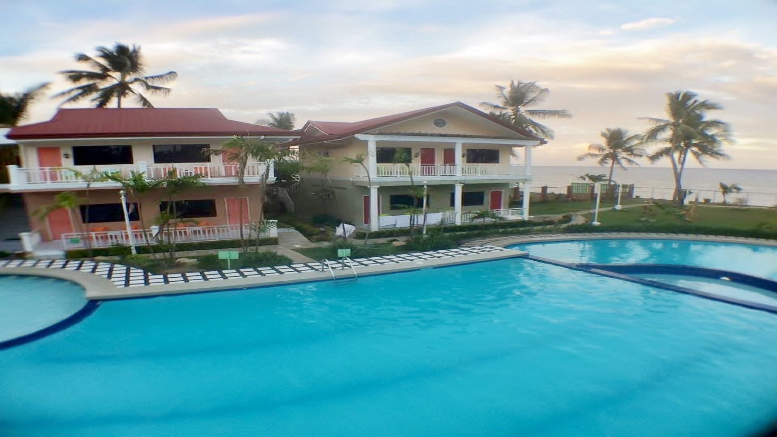 2 outdoor pools, pool cabanas (surcharge)