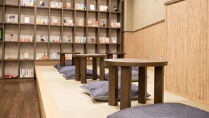 A library with bookshelves, tables, and cushions. - Tokyo Guest House Itabashijuku - Hostel (Tokyo)