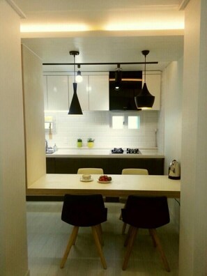 Suite | Private kitchenette | Full-size fridge, microwave, stovetop, rice cooker - Daon House (Daegu)