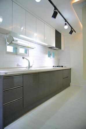 Suite | Private kitchenette | Full-size fridge, microwave, stovetop, rice cooker - Daon House (Daegu)