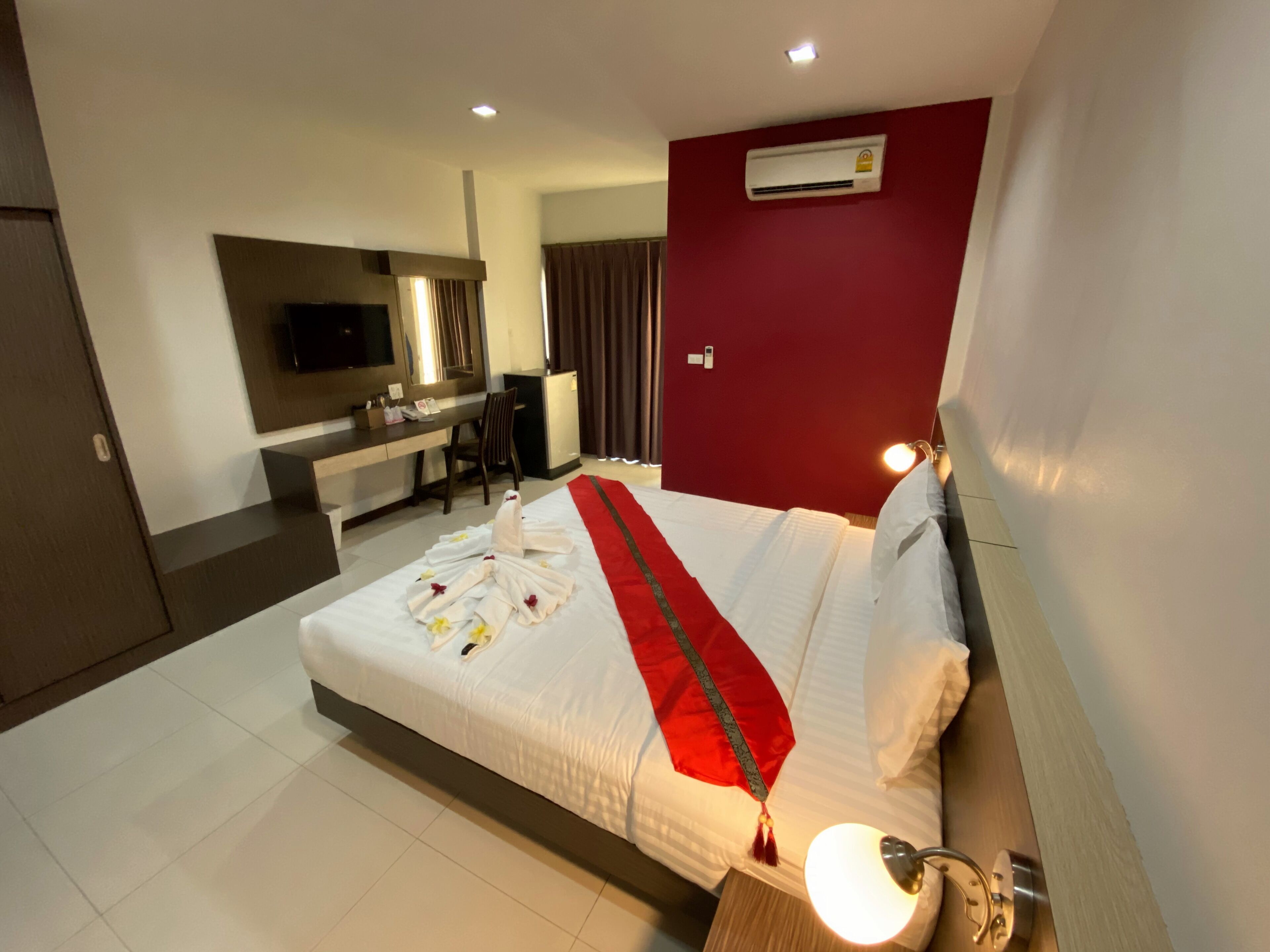 Escritorio, cortinas blackout, wifi gratis y ropa de cama 