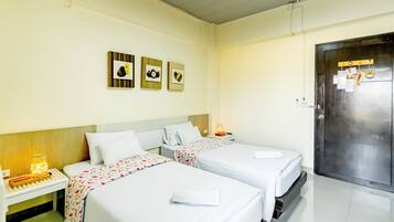 Twin Room | Desk, free WiFi, bed sheets