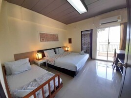 Escritorio, wifi gratis y ropa de cama 