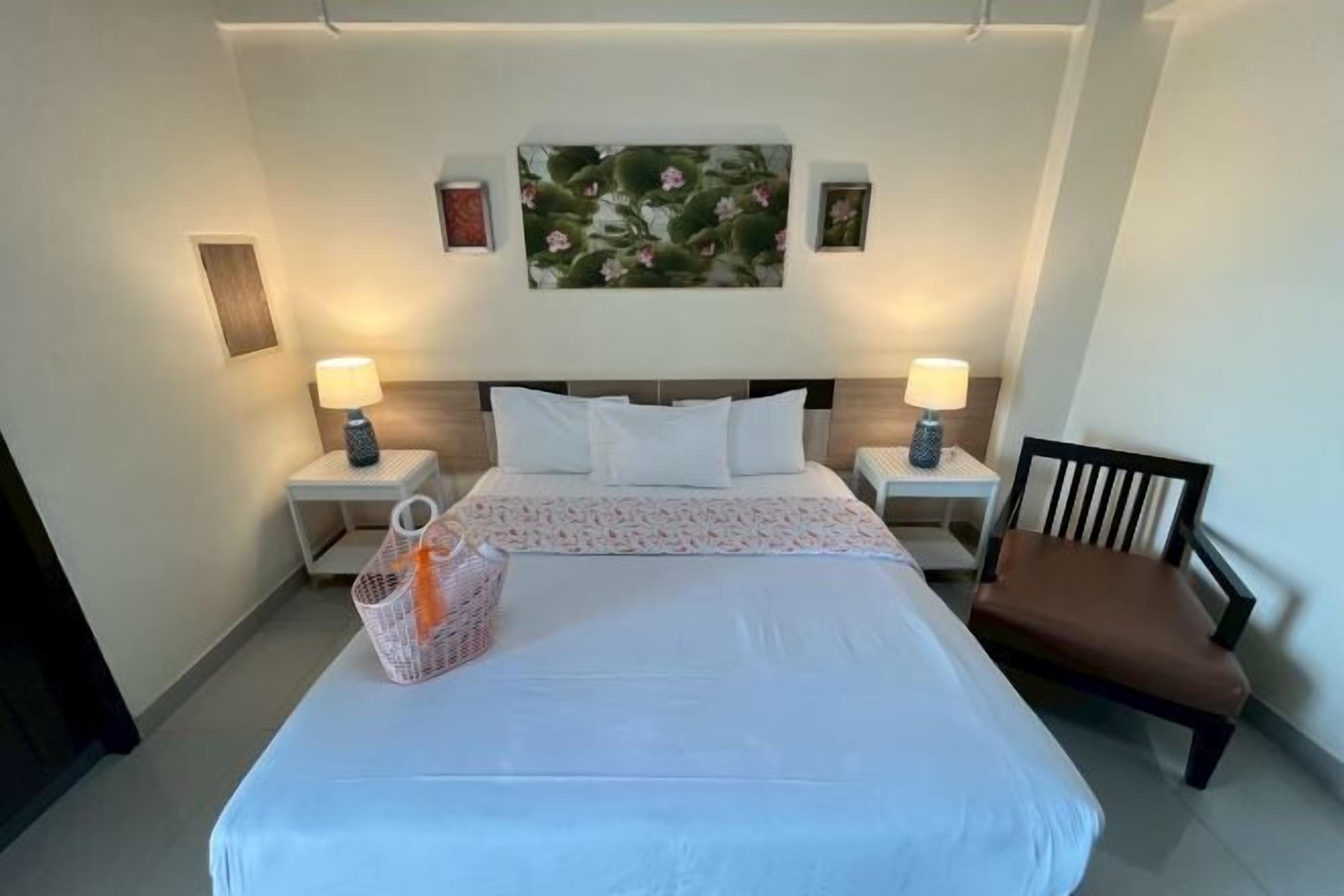 Escritorio, wifi gratis y ropa de cama 