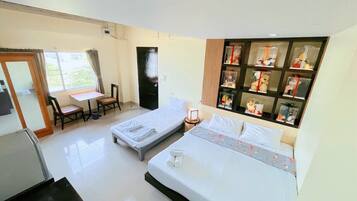 Escritorio, wifi gratis y ropa de cama