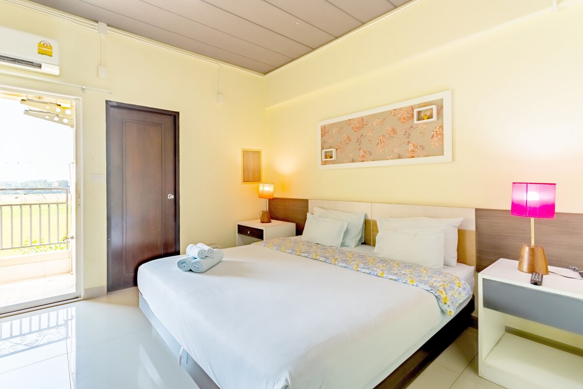 Escritorio, wifi gratis, ropa de cama