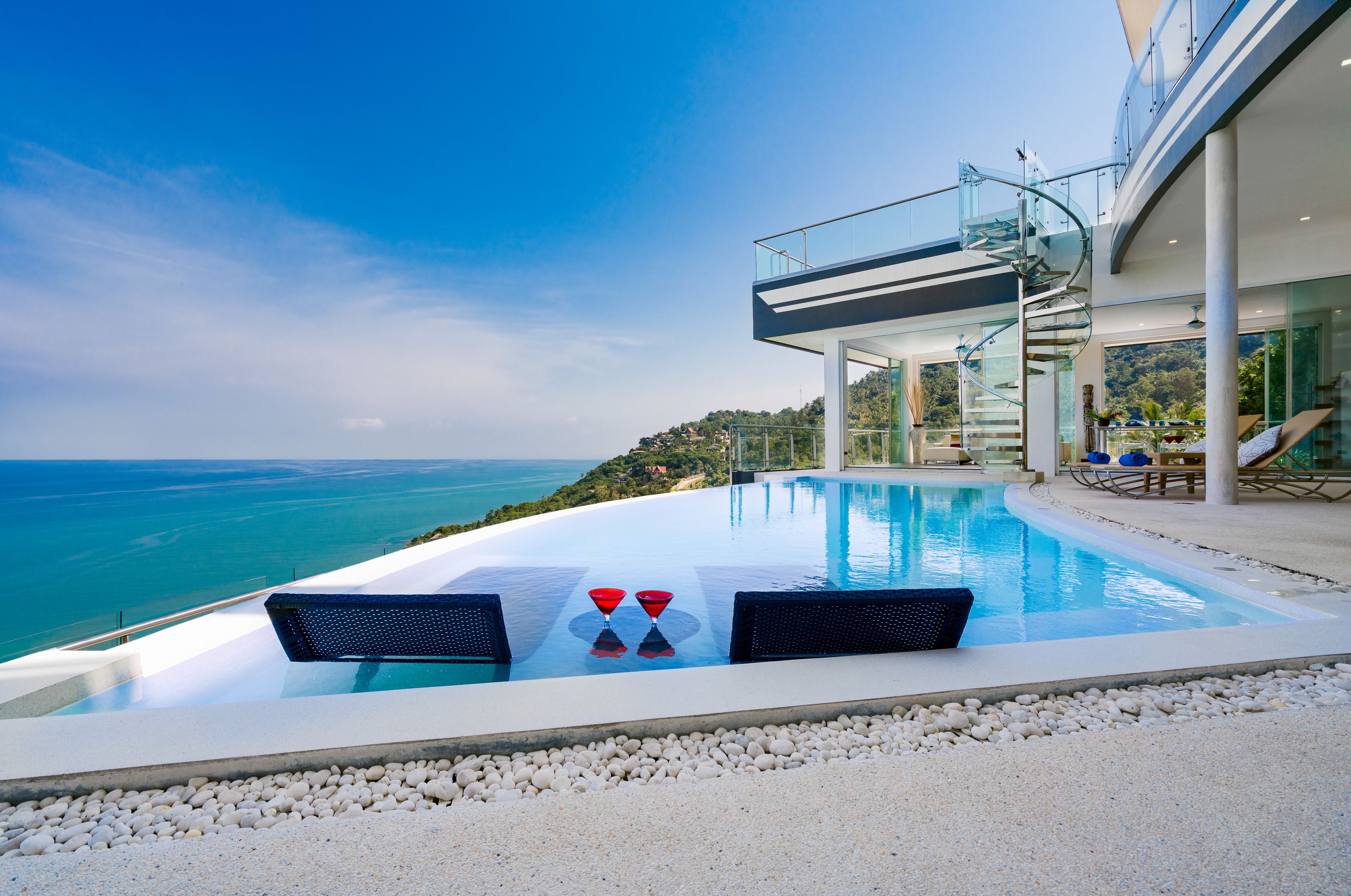 3 室外游泳池，无边泳池，日光浴躺椅